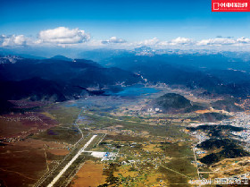 迪慶香格里拉機(jī)場(chǎng)位于香格里拉縣城西南部，距離縣城5公里