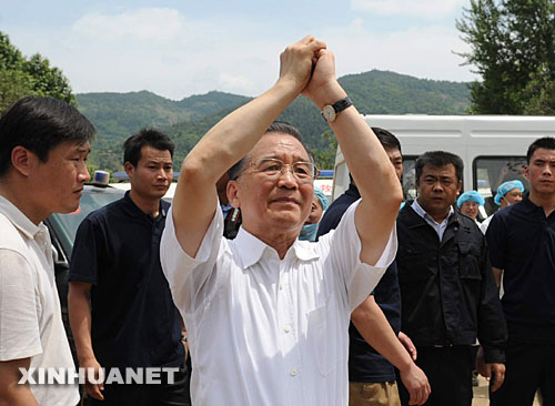 5月15日，中共中央政治局常委、國(guó)務(wù)院總理溫家寶來(lái)到川北重災(zāi)區(qū)青川縣木魚鎮(zhèn)慰問受災(zāi)群眾。溫家寶表示黨和國(guó)家不會(huì)忘記受災(zāi)的偏僻山村，大家要振作精神，堅(jiān)強(qiáng)起來(lái)，互相幫助，重建家園。 ？？？？新華社記者陶明攝 