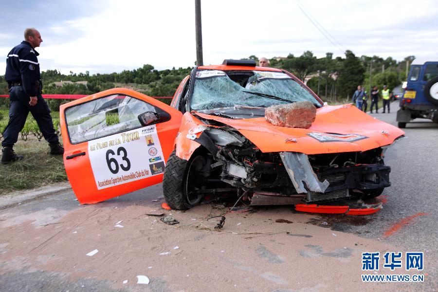 （體育）（1）汽車——法國(guó)拉力賽發(fā)生慘劇 賽車沖入人群二死十七傷