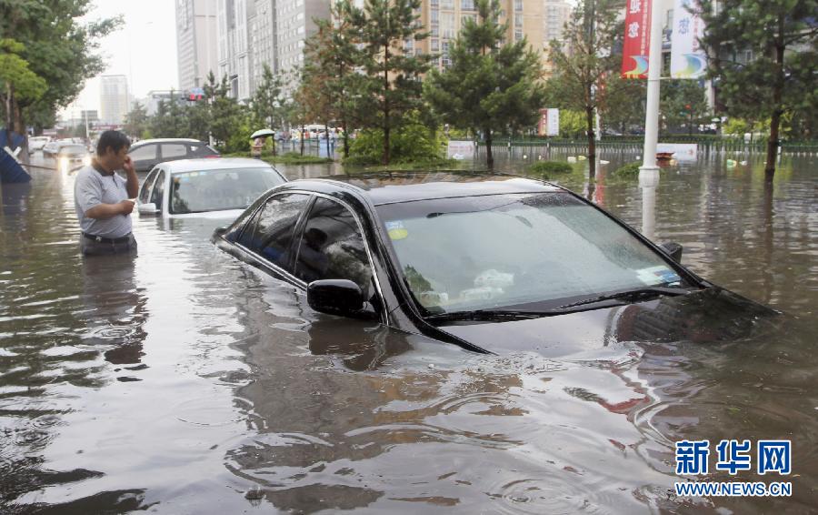 #（生態(tài)）（1）強降雨襲哈爾濱 多輛機動車被淹