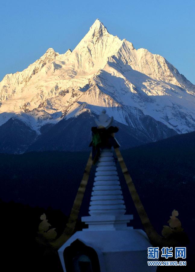 云南梅里雪山現(xiàn)“日照金山”美景