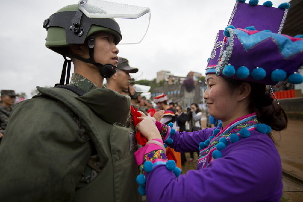 駐地代表為可愛的戰(zhàn)士們帶上紅花。都市時報 孟祝斌/視覺中國