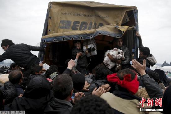 資料圖：希臘Idomeni，移民持續(xù)滯留希臘與馬其頓邊境，蜂擁爭搶救援物資。