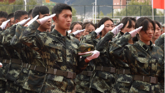 請檢閱，州民專軍訓(xùn)匯報表演！