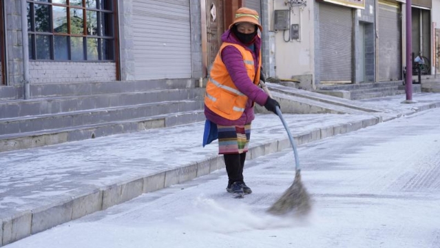 降雪后，香格里拉環(huán)衛(wèi)工掃雪不停歇