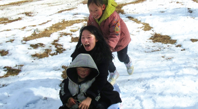 雪后，這里成了孩子們的“滑雪場”