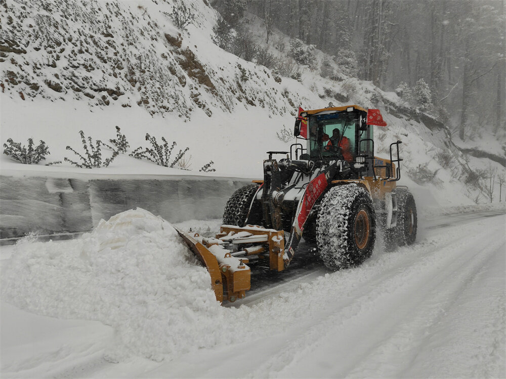 【網(wǎng)絡(luò)中國節(jié)?春節(jié)】德欽縣白馬雪山路段因降雪實行交通管制