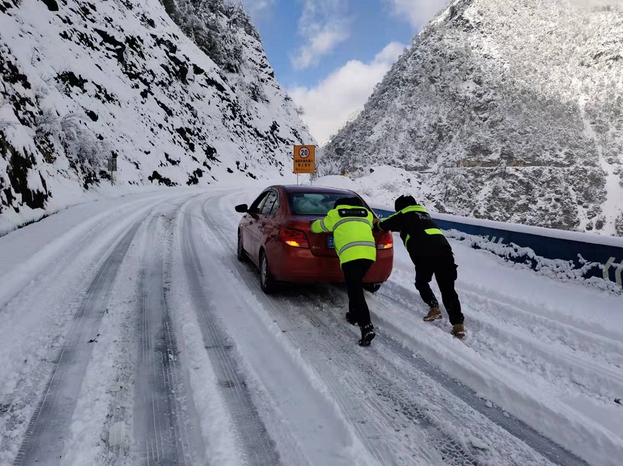 迪慶交警救助風(fēng)雪中被困車輛