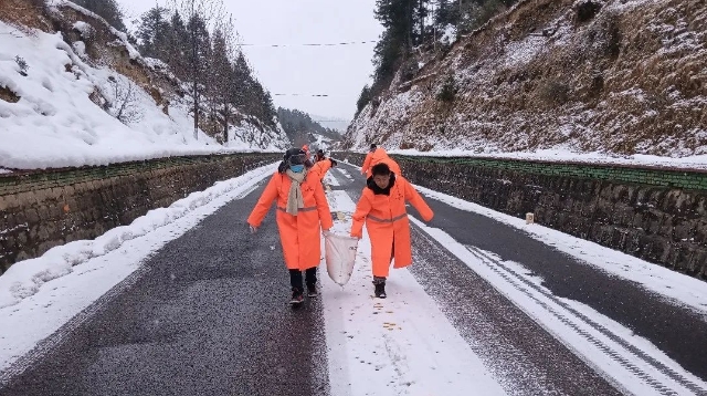 給風雪中的迪慶公路人點贊