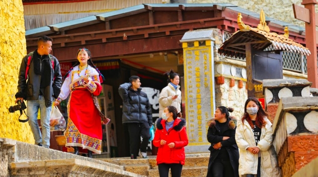 松贊林寺藏歷新年喜迎游客