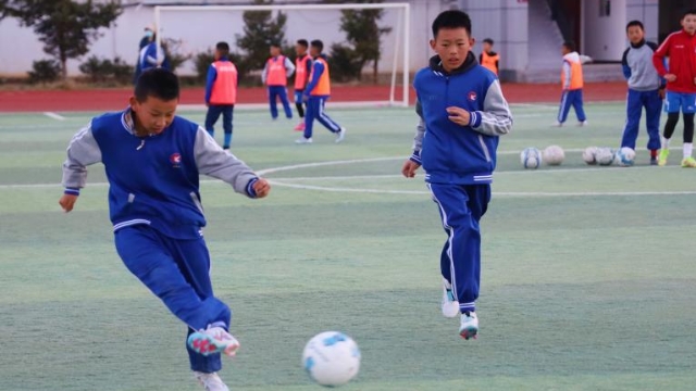 香格里拉市建塘小學足球校隊的隊員們正在進行晚訓