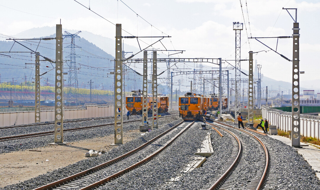 1、軌道車進(jìn)行大機(jī)搗固作業(yè)（主）.jpg